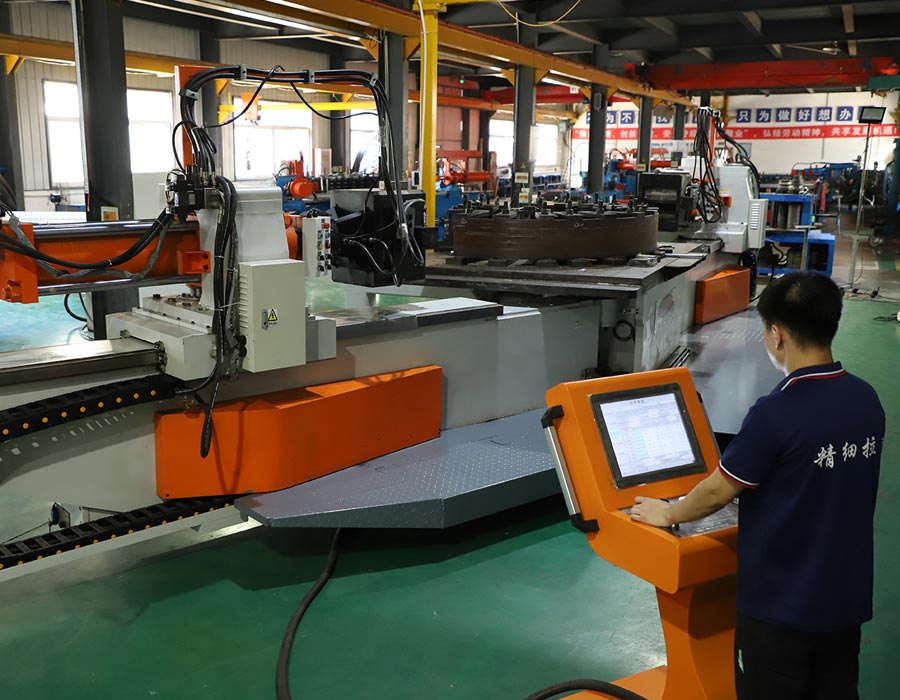 北京拉彎加工廠使用數(shù)控拉彎機(jī)，在進(jìn)行彎曲處理的過程中，利用液體來輔助對產(chǎn)品進(jìn)行拉彎！
