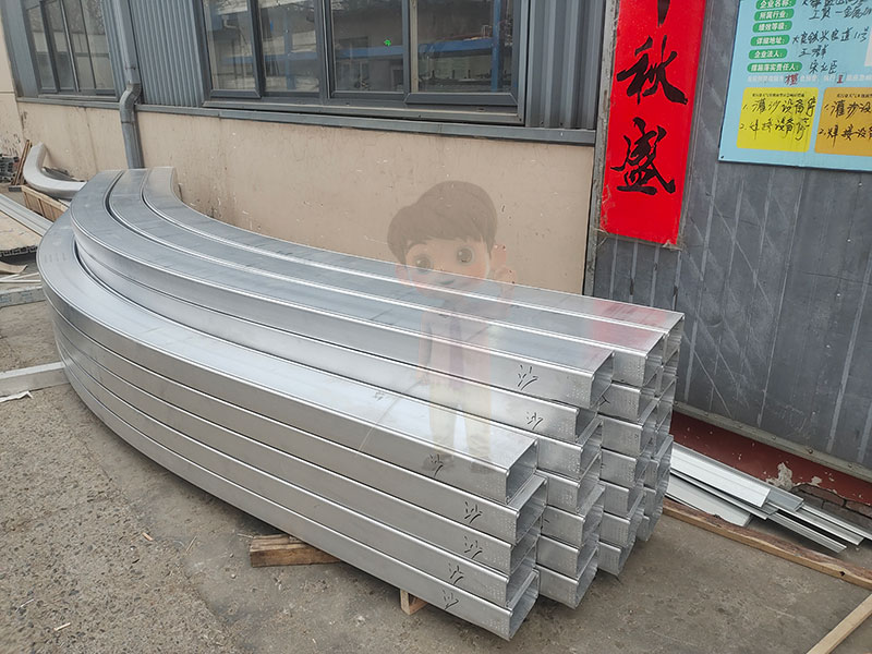 解析幕墻型材拉彎對建筑節(jié)能與環(huán)境適應(yīng)性的影響：實現(xiàn)綠色建筑的技術(shù)路徑