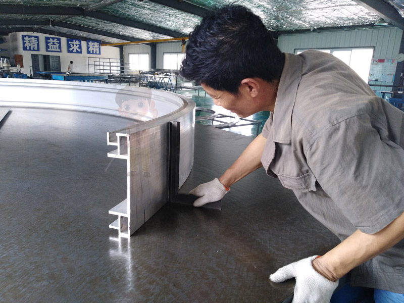 鋁包木型材拉彎在家具設(shè)計中的應(yīng)用：創(chuàng)造個性化、環(huán)保的家居解決方案