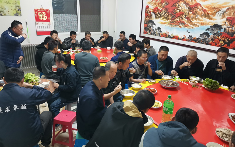 盛達偉業(yè)北京型材拉彎廠冬季關(guān)懷：發(fā)放勞動保護用品與組織聚餐活動的雙重溫暖